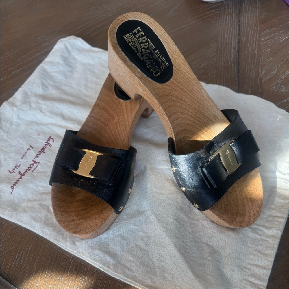 100% Authentic leather Salvador Ferragamo Sandals made in Italy 
Size 7/12